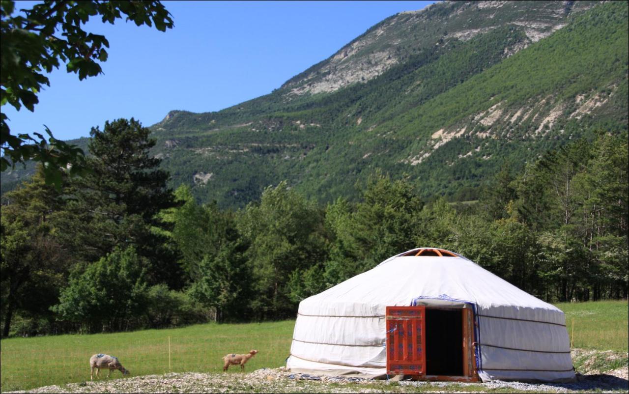 "Verdon Yourtes" Camping A La Ferme Hotel Angles  Exterior photo